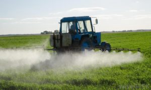 tractor-applying-fertilizer-in-field
